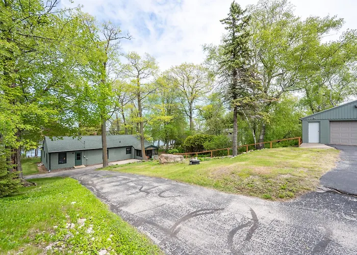 Yorita Manor- Lakefront Escape, Fire Pit, Pets & Scenic Views