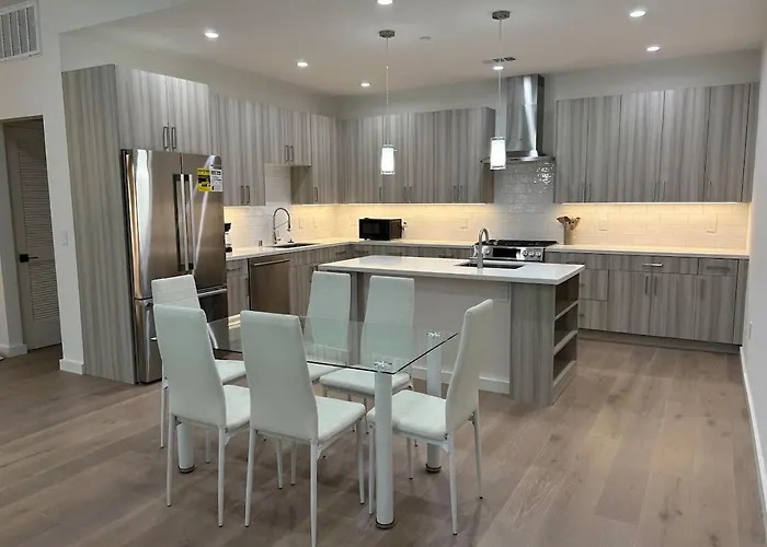 906 Brand New Townhome Sleeps 10
