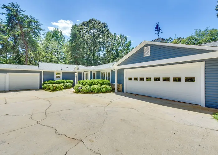 Spacious Lake Hartwell Home W/ Private Boat Dock!