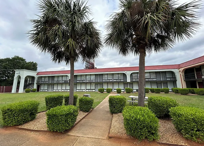 Hometowne Studios By Red Roof Montgomery - Midtown