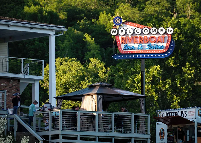 Riverboat Inn & Suites