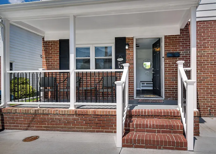1 Mi To Beach: Home W/ Patio & Grill In Hampton!