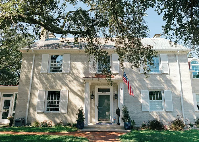 The Carriage House Inn Bed And Breakfast