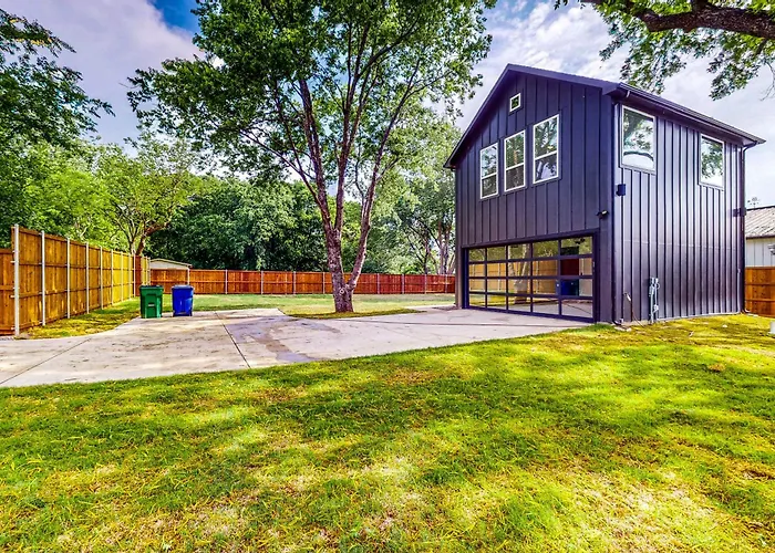 'Mckinney Marvel' Studio In Historic District