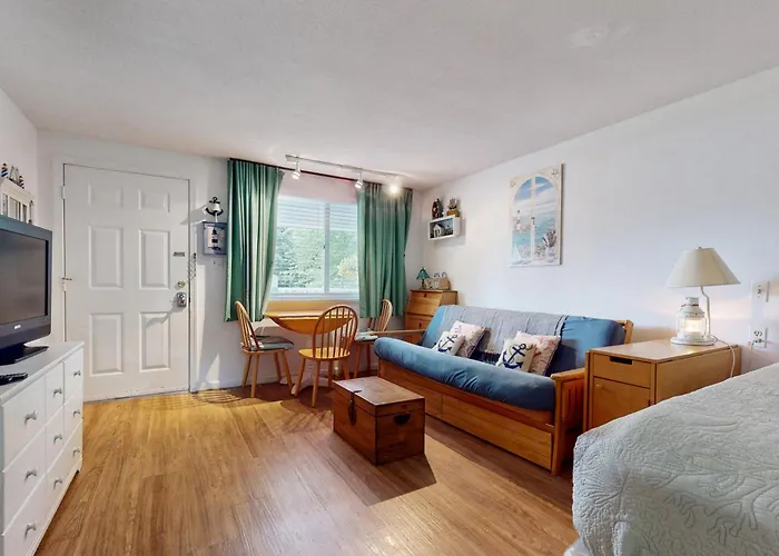 The Lighthouse Getaway -- Holiday House M19
