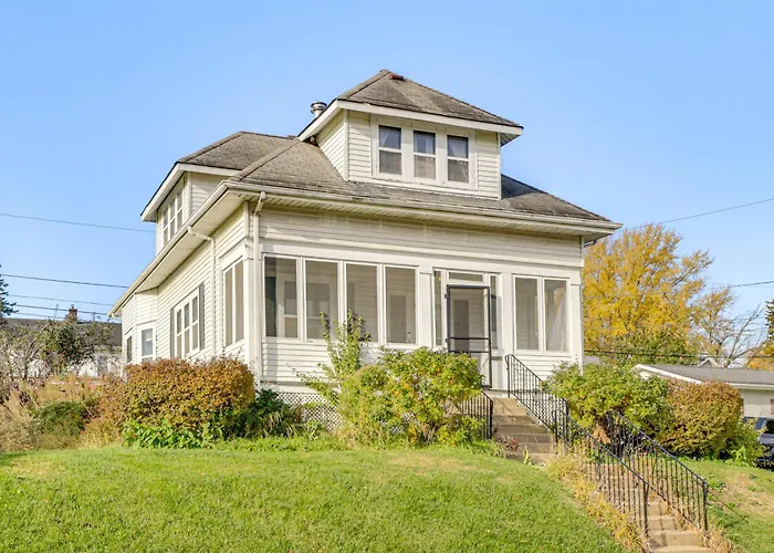 1 Mi To Downtown Dubuque! Spacious Home