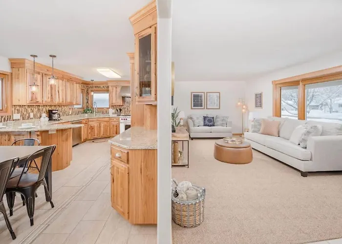 Stevens Point Getaway - Huge 5 Bedroom Home 3 Full Bath