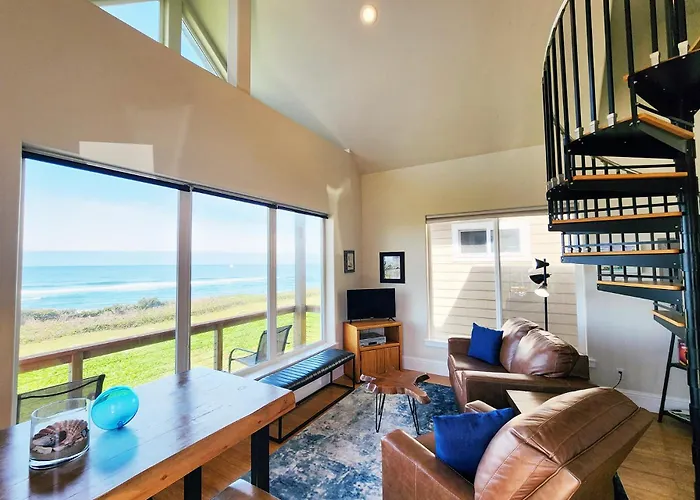 Ocean Front Cottage! Dog Friendly! Sleeps Up To Four!