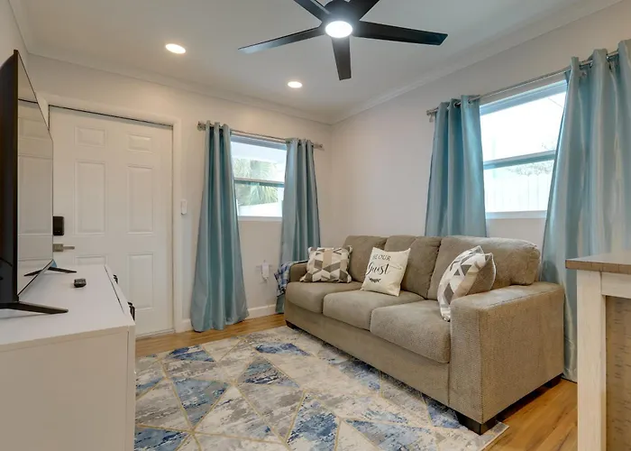 4 Mi To Beach & Rosemary Square: Convenient Home