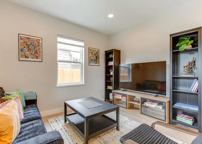 Walk To Med Ctrs & Dtwn Englewood: Modern Home