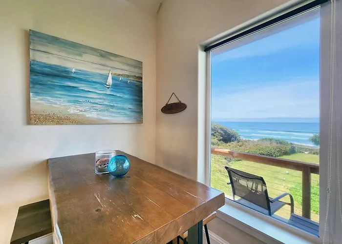 Ocean Front Cottage! Dog Friendly! Sleeps Up To Four!