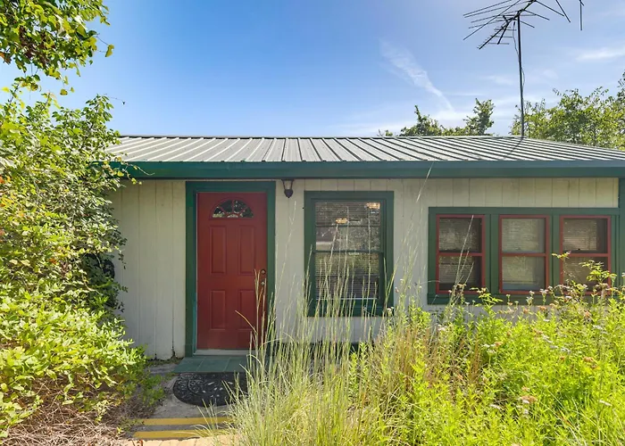 Trails On-Site! Pet-Friendly Lake Whitney Cottage
