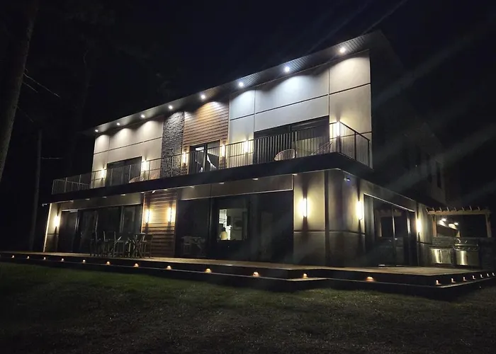 Luxury Lakefront 4 Bdr, 10 Beds, 4 Bath