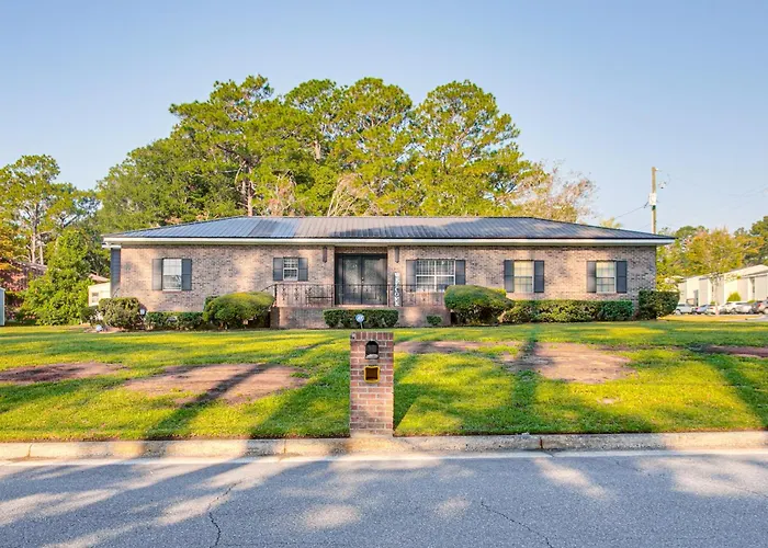 Close To Hospital & Dtwn! Quiet Waycross Home