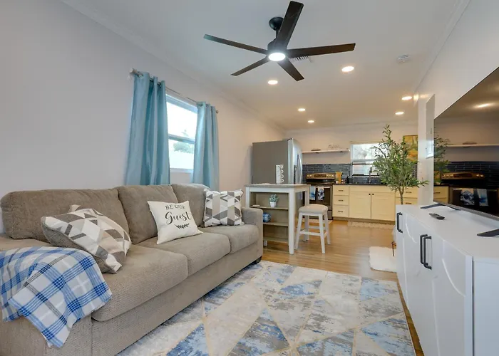 4 Mi To Beach & Rosemary Square: Convenient Home