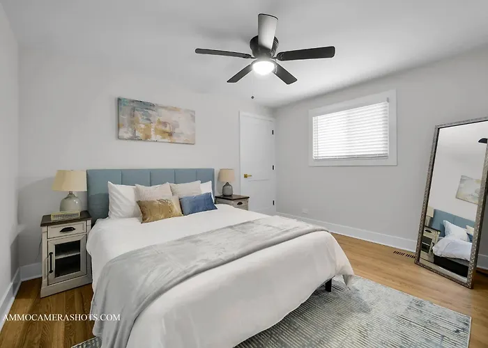 Chicago Gem! Centrally Located - Proximity To O' Hare Airport