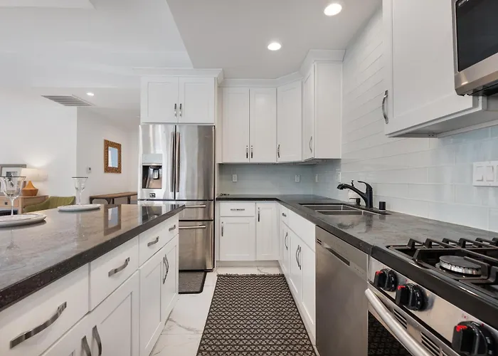 Serene Luxe Residence Near Rose Bowl-2Br Front House