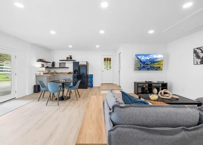 Sapphire Bloom, New Boutique Lake Escape With Hot Tub