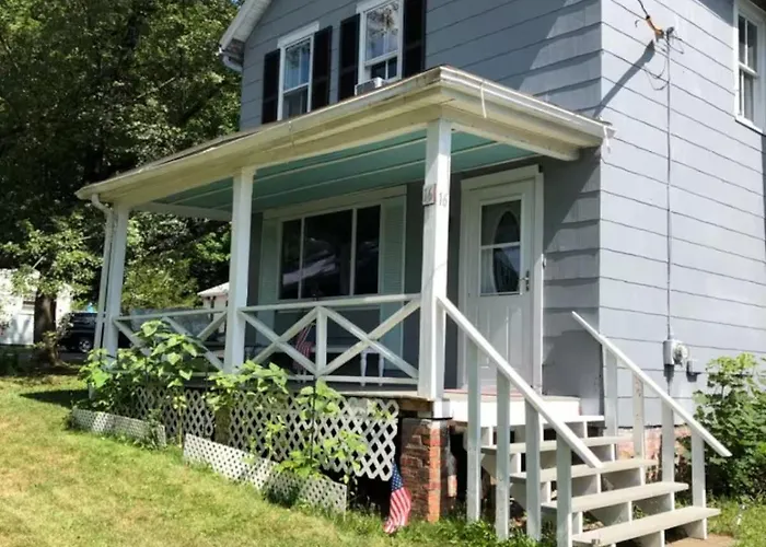 New Leeds Listing Near Graces Diner And Hudson!