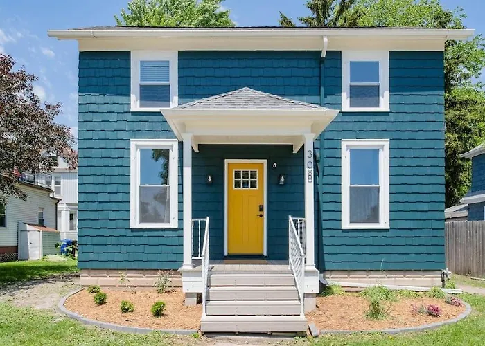 Downtown Walkable - 2 Bed 1 Bath King Bed