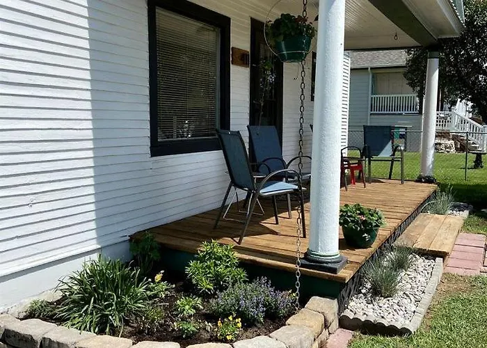 Charming Downtown Cottage With Porch & Backyard Retreat Near Beaverhead River In Dillon, Montana
