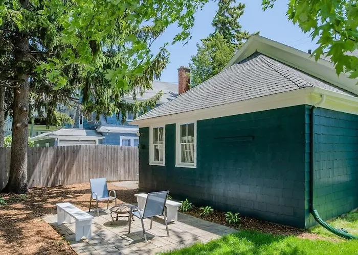 Downtown Walkable - 2 Bed 1 Bath King Bed