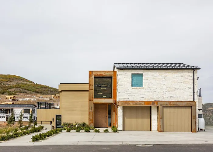 Stunning Luxury Interiors, Jordanelle Views, Private Hot Tub, Sauna, Elite Locale!