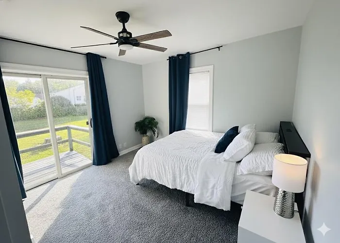 The Sunset Getaway, Modern 3Br W Deck Minutes From I-65, Fenced Yard