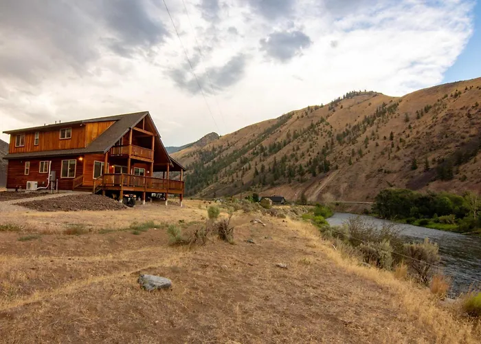 Stunning Salmon Riverfront Cabin
