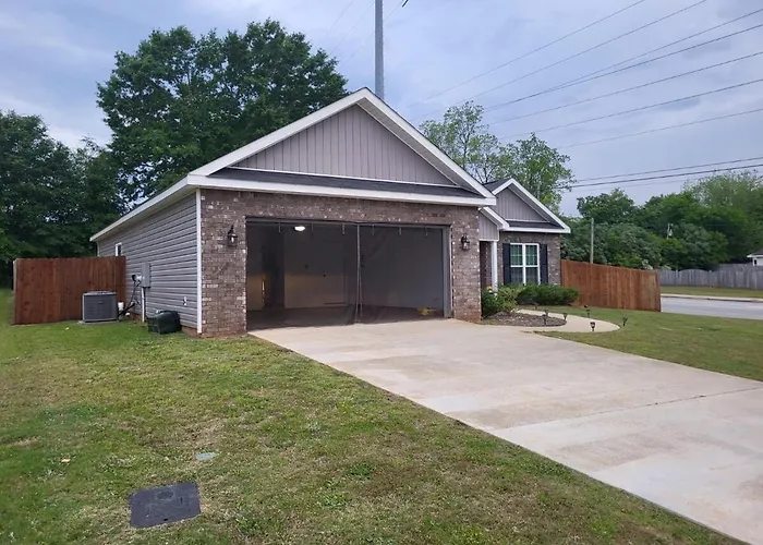Spacious Fenced Home With Garage In Kathleen