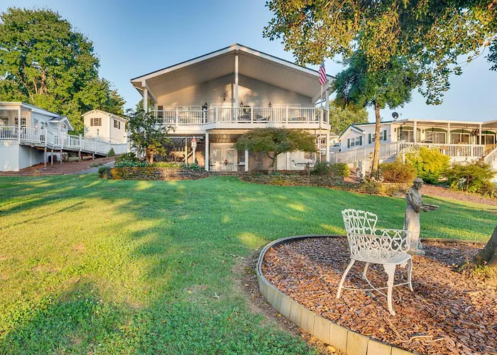 Breathtaking Lake Views And Sunsets On Badin Lake!