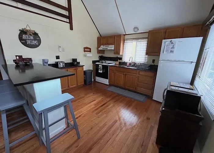 Home In Arrowhead Lake Pocono Pa - Lake Access, Hot Tub, Fire Pit, And Amenities Included