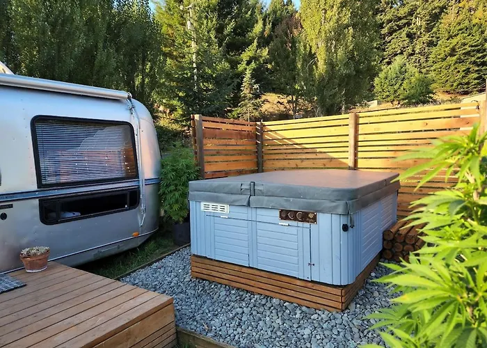 Peaceful Farm Airstream Camper Retreat - Hot Tub