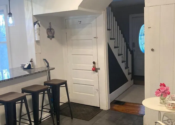 New Leeds Listing Near Graces Diner And Hudson!