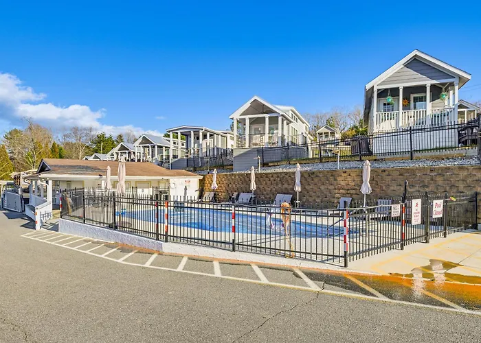 Waterfront Living & Resort Perks! Lake Norman Stay