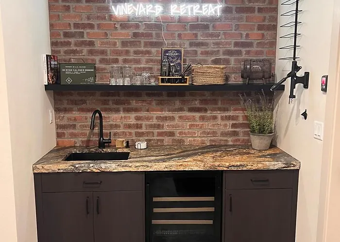 Moses Lake Vineyard Retreat-Waterfront Escapism