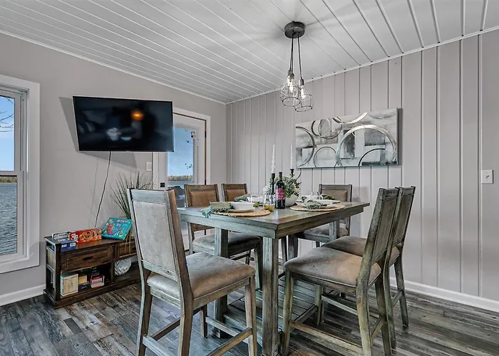 Renovated Lake Cabin With Fire Pit And Kayaks