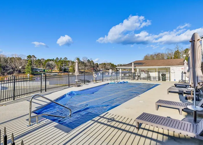 Waterfront Living & Resort Perks! Lake Norman Stay