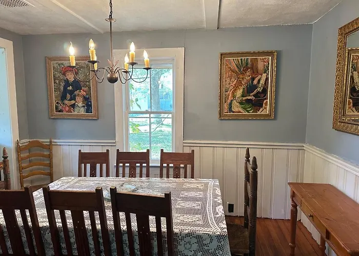 New Leeds Listing Near Graces Diner And Hudson!