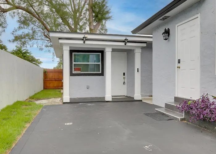 4 Mi To Beach & Rosemary Square: Convenient Home
