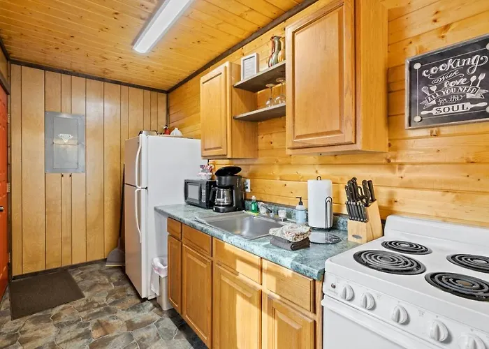 The Great Escape - Riverfront Cabin, Mountain Views, Fishing, And Rafting!