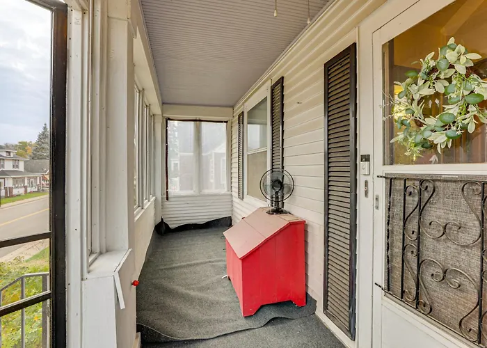 1 Mi To Downtown Dubuque! Spacious Home