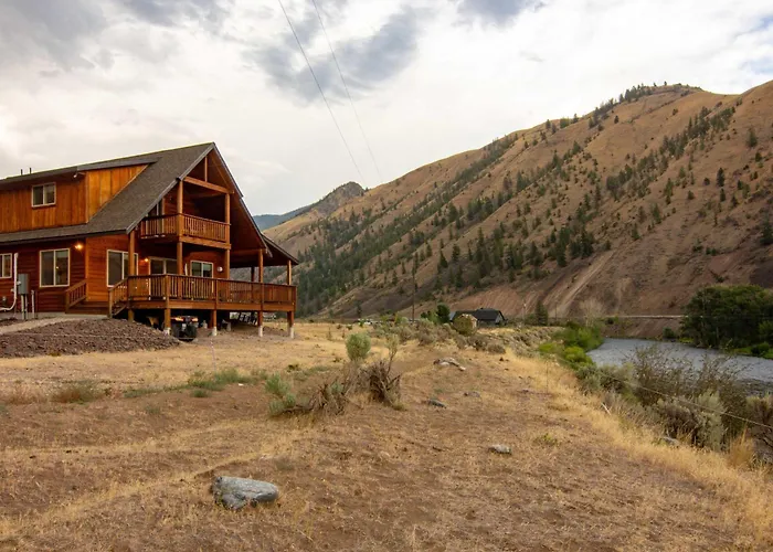 Stunning Salmon Riverfront Cabin