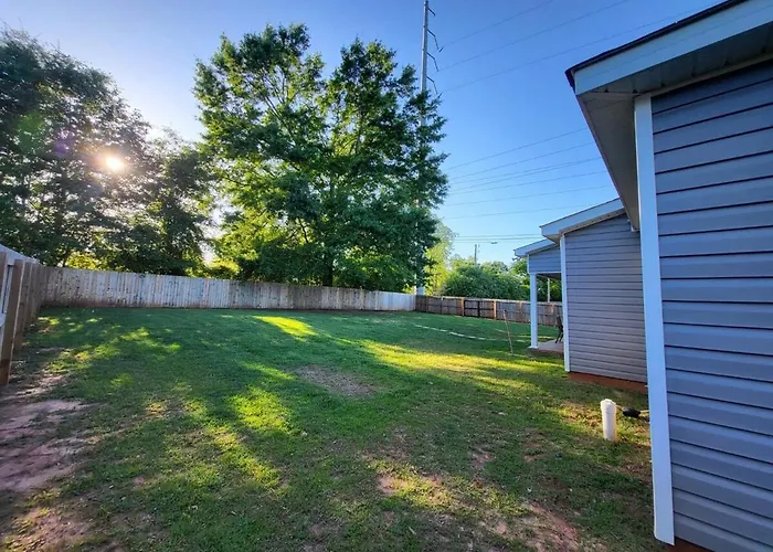 Spacious Fenced Home With Garage In Kathleen