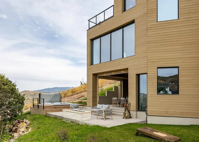 Stunning Luxury Interiors, Jordanelle Views, Private Hot Tub, Sauna, Elite Locale!