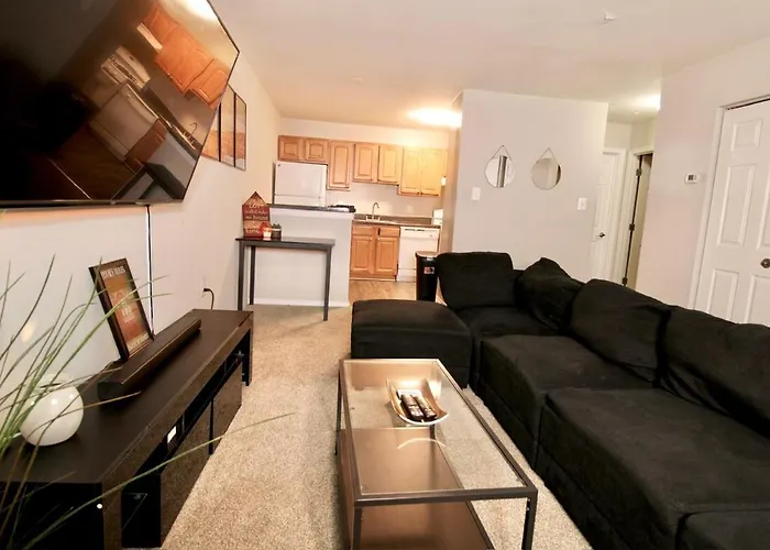 Spacious 1Br With Full Kitchen & Laundry