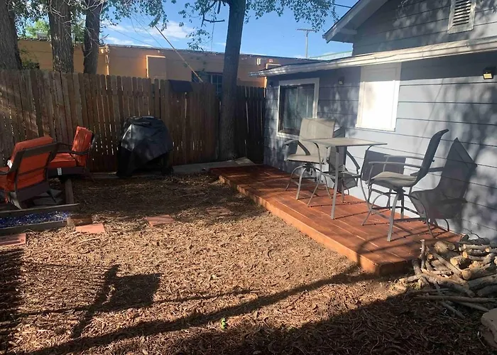 Cute 1 Bdrm Bungalow - New Flooring!