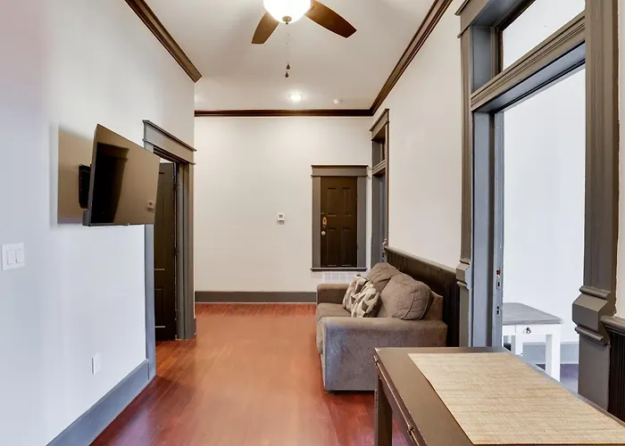 Walk To Museums! Historic Downtown Marshall Apt