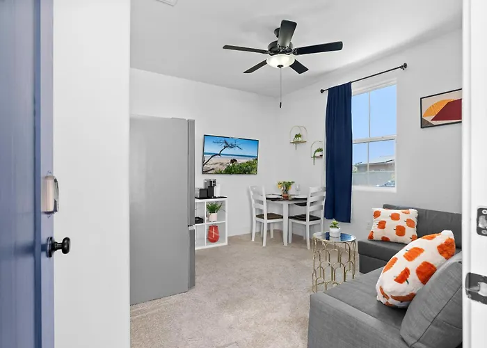 Private 1Br - Workspace, Parking, Pets Stay & Sleeps 3