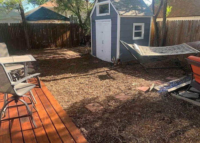 Cute 1 Bdrm Bungalow - New Flooring!